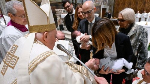 Папа охрестивши немовлят: дар віри приймаєм у невинності й відкритості серця