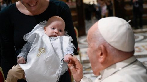 Papst Franziskus tauft 16 Kinder: Glaube mit offenem Herzen empfangen