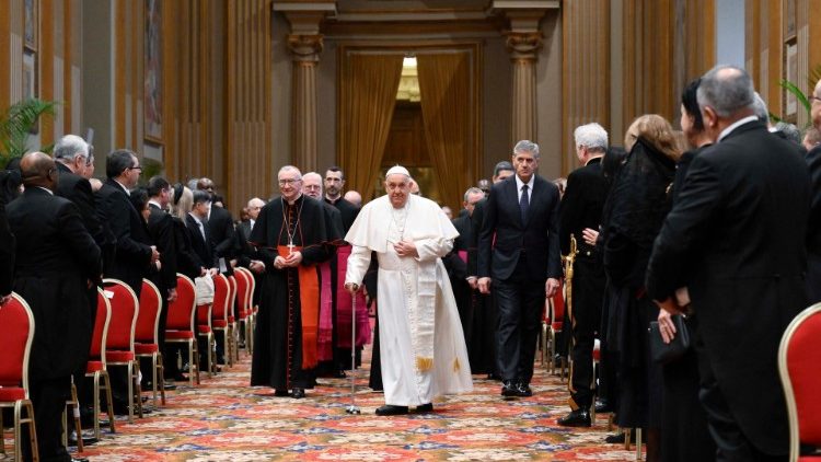 Après le discours, le Pape a salué les 180 ambassadeurs présents.
