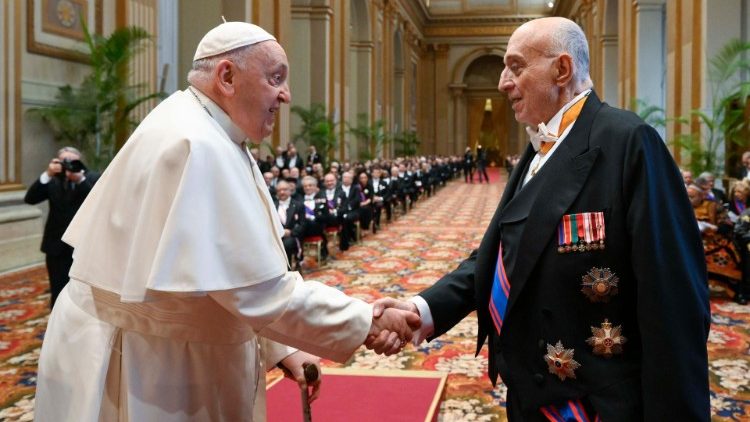 Le Pape François, saluant Georgios Poulides, doyen du corps diplomatique accrédité près le Saint-Siège. 