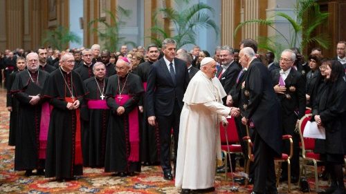 Papež diplomatům ve Vatikánu: "Mír je zodpovědnost nás všech"