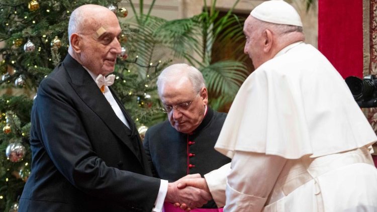 Papa Franjo pozdravlja dekana Diplomatskoga zbora, ciparskoga veleposlanika Georgiosa Poulidesa