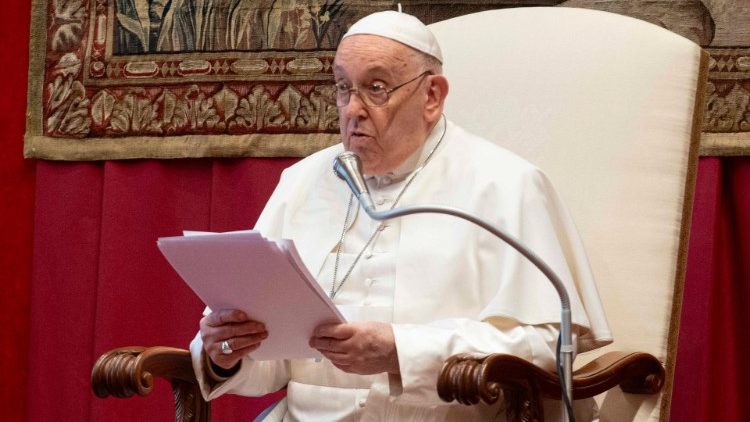Papa Francesco legge il suo discorso al Corpo Diplomatico presso la Santa Sede