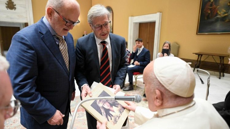 Il Papa con i vertici dell'associazione Dialop: Franz Kronreif, a sinistra, e Walter Baier
