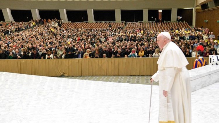 Franziskus nach dem Betreten der vatikanischen Audienzhalle