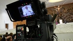 Papa Francesco parla al mondo durante l'udienza generale, attraverso le telecamere di Vatican Media