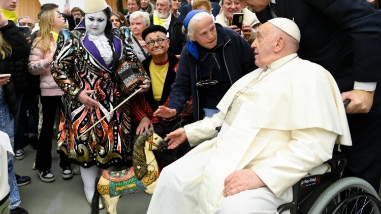 I giostrai della Francia salutano il Papa, accompagnati da suor Geneviéve Jeanningros