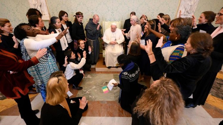 Il Papa con la delegazione delle "Sentinelle della Santa Famiglia"
