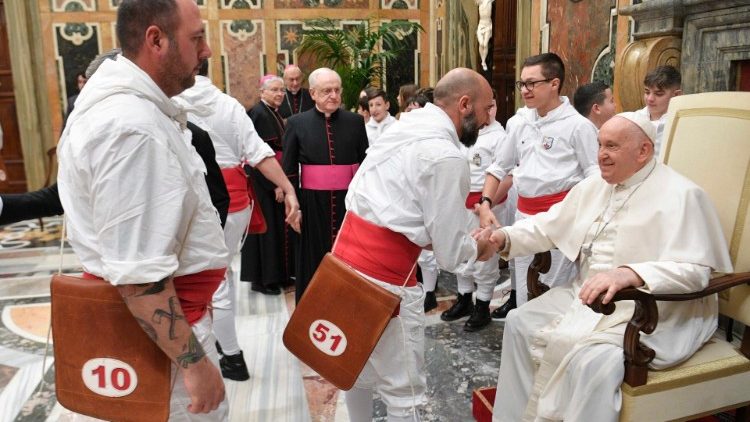 Papa Franjo pozdravlja članove Udruge "Nosači svete Ruže" iz Viterba