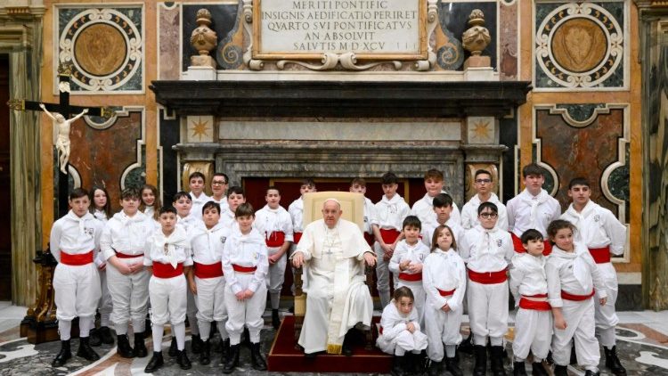 Papa Francesco con i bambini del Sodalizio Facchini di Santa Rosa