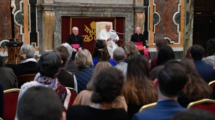 Папата с участниците в симпозиума, посветен на комуникацията в Църквата