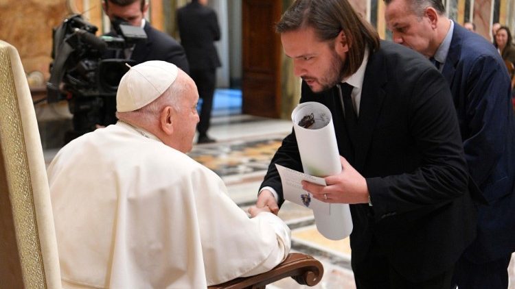 Папата с участниците в симпозиума посветен на комуникацията в Църквата
