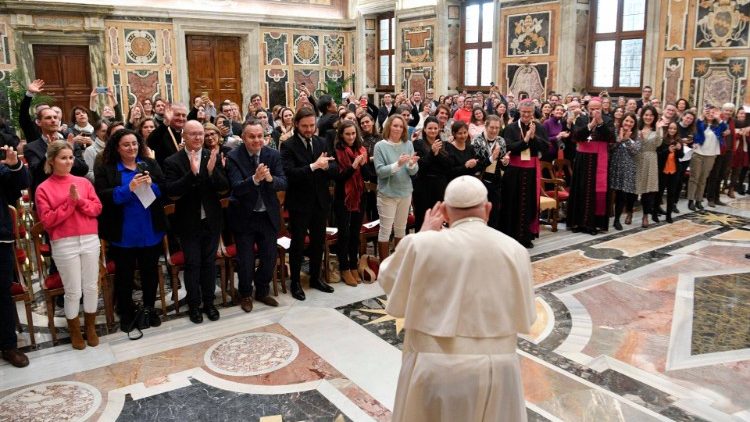 Papst Franziskus bei der Audienz für die Teilnehmer der „Universités de communicants en Église" diesen Freitag im Vatikan