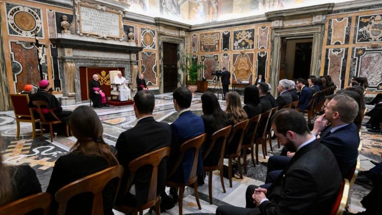 Papa Franjo sa sudionicima susreta koji je organizirala Toniolo Young Professional Association