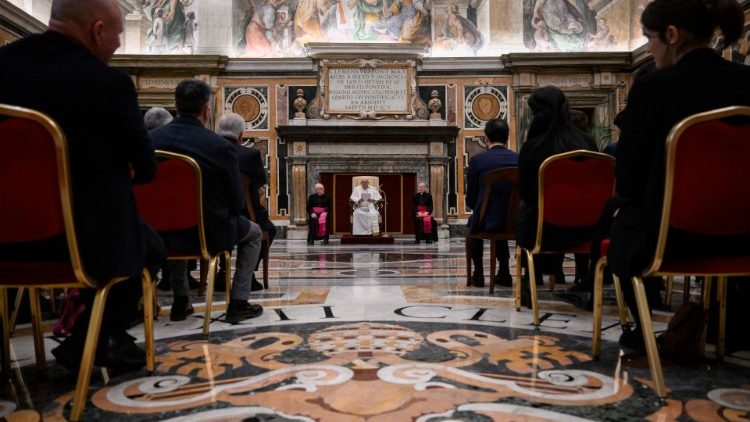 Papa Franjo govori mladima prisutnima na audijenciji