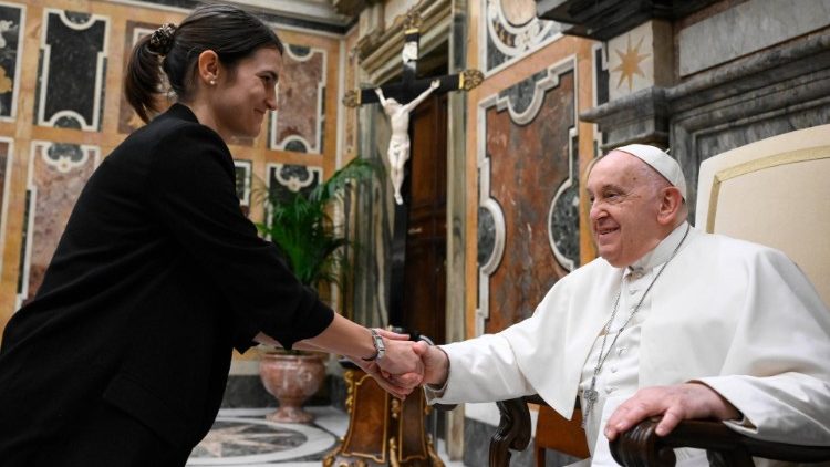 Papa pojedinačno pozdravlja prisutne