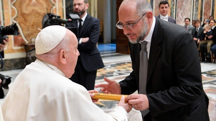 Papa s predsjednikom sportskoga društva Athletica Vaticana Giampaolom Matteijem