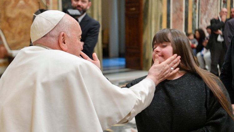 Papa pozdravlja obitelji članova društva