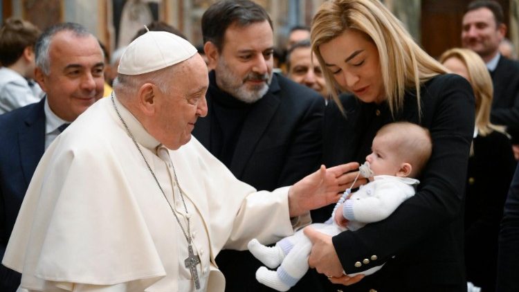 A Szentatya megáld egy kisbabát