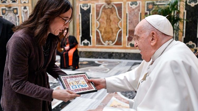 여러 언어로 “평화”라는 단어가 담긴 선물을 받는 교황