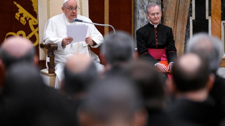 프란치스칸 성경 연구소 관계자들에게 연설하는 교황