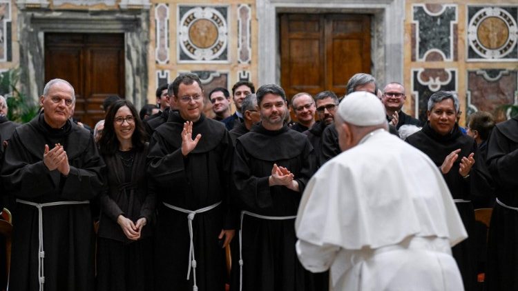 프란치스칸 성경 연구소 관계자들과 인사를 나누는 교황