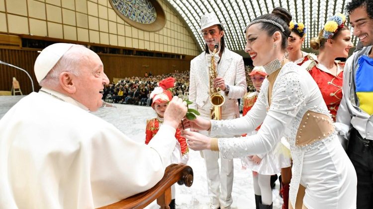 Angelina Fedorchenko podająca Papieżowi Franciszkowi różę podczas audiencji generalnej, 18 stycznia 2024 r.