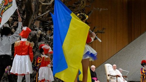 La bandiera ucraina portata dagli acrobati del Royal Circus che si è esibito in Aula Paolo VI all'udienza generale
