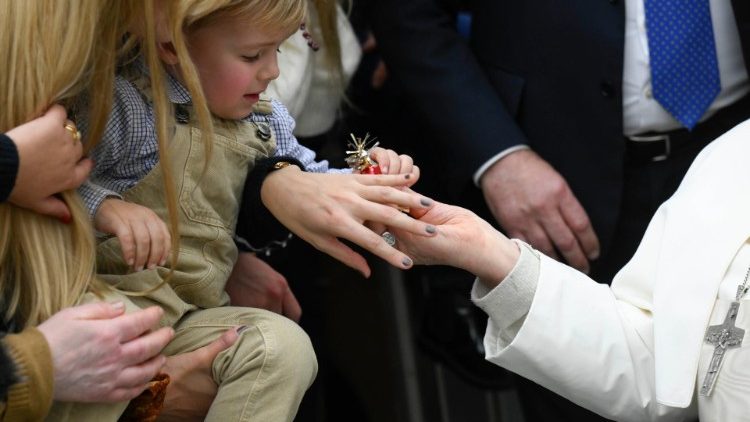Papa Francesco saluta un bambino in Aula Paolo VI