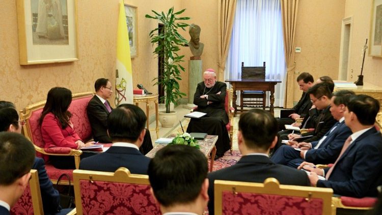 Reunión de los representantes del Partido Comunista de Vietnam con el Secretario para las Relaciones con los Estados y las Organizaciones Internacionales, Monseñor Paul Richard Gallagher - jueves 18 de enero de 2024. (Vatican Media)