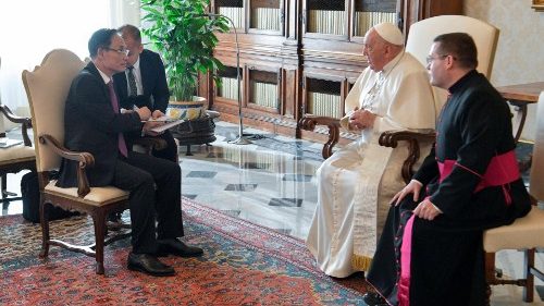 Mons. Gallagher: Pápež chce navštíviť Vietnam