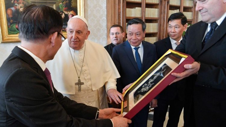 Vietnams kommunistpartis representanter till påven. Monsignore Gallagher: Påven vill besöka landet