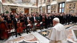 Папата с членовете на Фондация "Арена ди Верона"