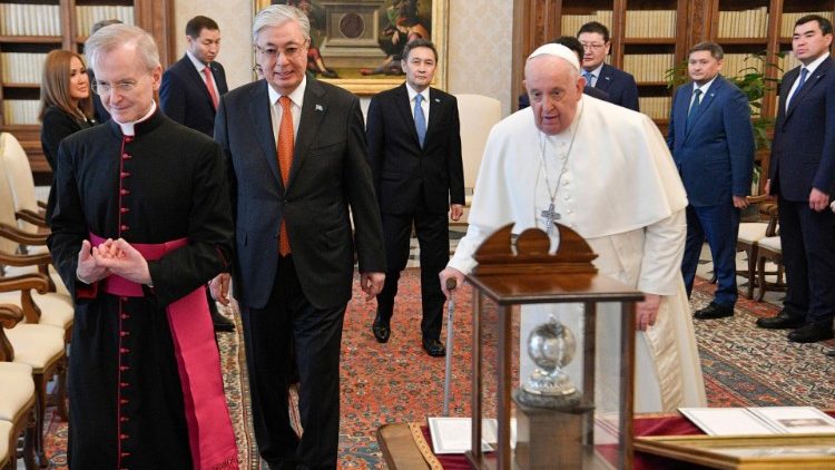Intercambio de dones entre el Papa y el Presidente de Kazajistán.