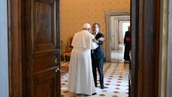 Gustavo Petro, président de la République de Colombie reçu en audience au Vatican par le Pape François.