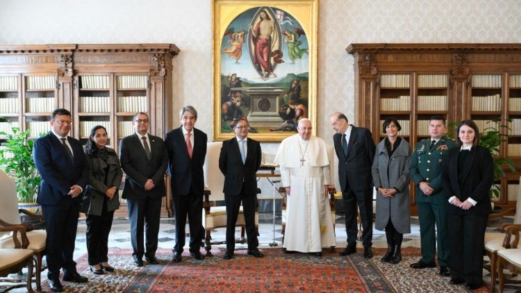 El papa con el presidente colombiano y su séquito