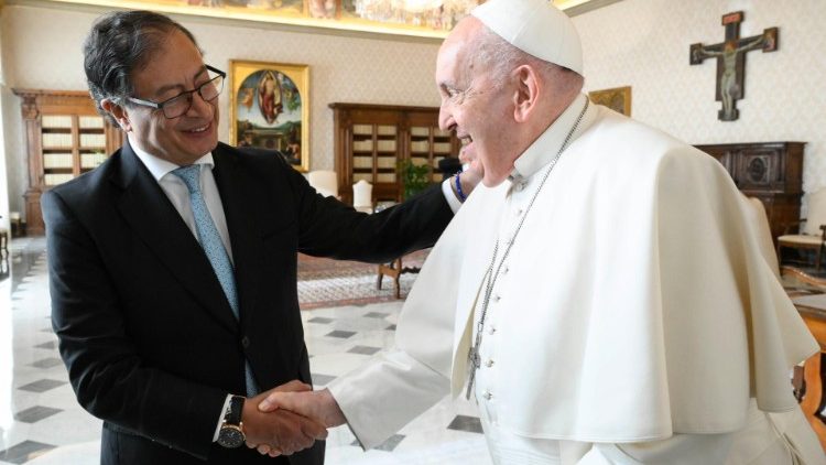Kolumbijský prezident Gustavo Petro s papežem Františkem