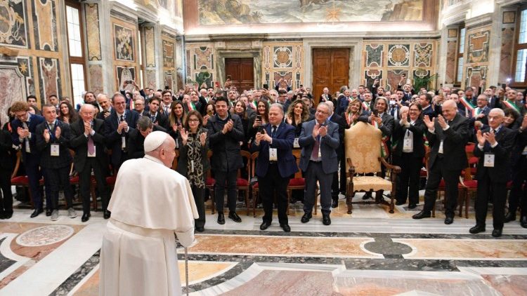 A pápa a szervezet tagjaival 