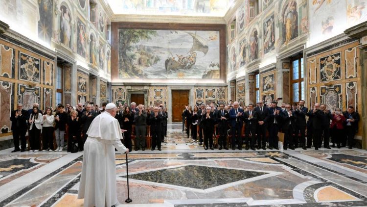 O Papa Francisco recebe em audiência membros do Comitê Nacional para o centenário do nascimento de padre Lorenzo Milani