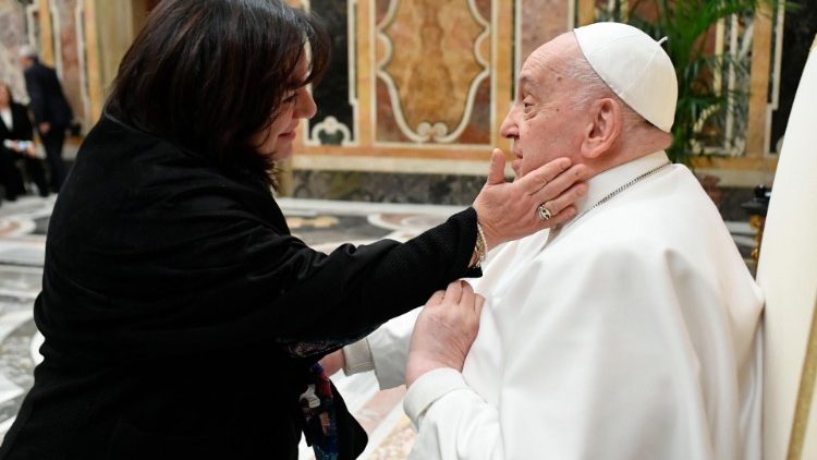 Il Papa saluta la vaticanista Stefania Falasca