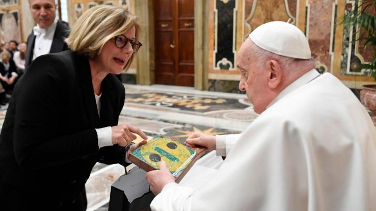 La corrispondente di Radio Cope, Eva Fernández, consegna un dono al Papa