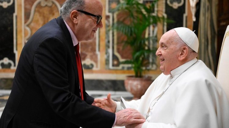 Il Papa con Phil Pullella, vice decano e corrispondente della Reuters