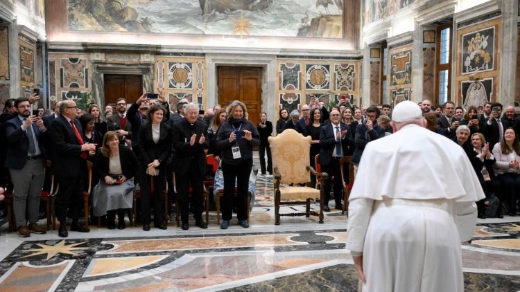 국제바티칸특파원협회(AIGAV) 관계자들을 만난 교황