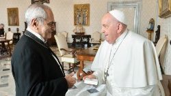 האפיפיור פרנציסקוס מקבל את פניו של נשיא מזרח טימור, חוסה מנואל ראמוס - הורטה