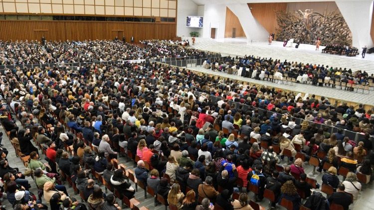 Milhares de fiéis presentes na Sala Paulo VI durante a Audiência Geral 