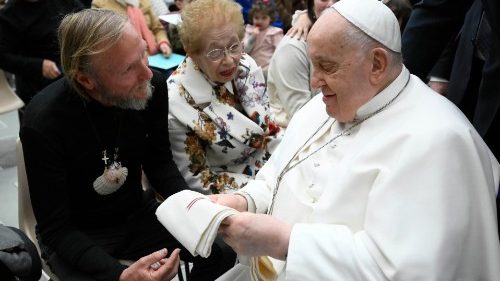 L'abbraccio del Papa ad Alberto, pellegrino “por la paz” a Gerusalemme
