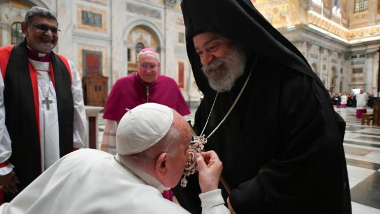 Francisco besa el medallón mariano del Metropolita Policarpo en su saludo antes del inicio de la celebración de las vísperas