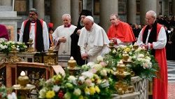 Папа падчас малітвы нешпараў у базіліцы святога Паўла за Мурамі