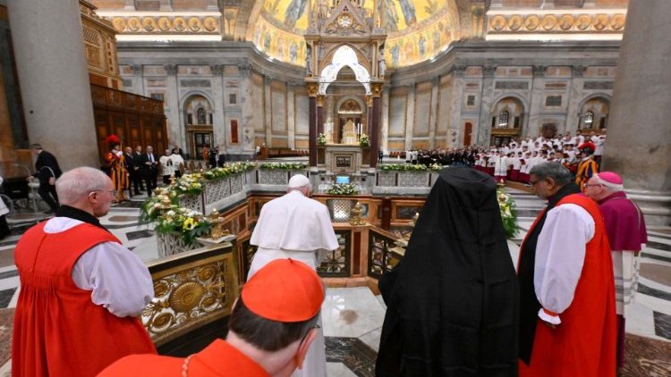 Oración del Papa y los demás líderes cristianos ante la tumba del Apóstol San Pablo