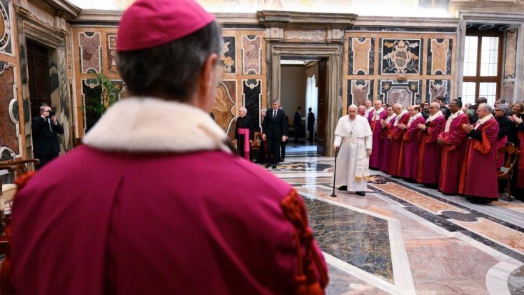 El Papa Francisco durante la audiencia  a los prelados auditores del Tribunal de la Rota Romana 